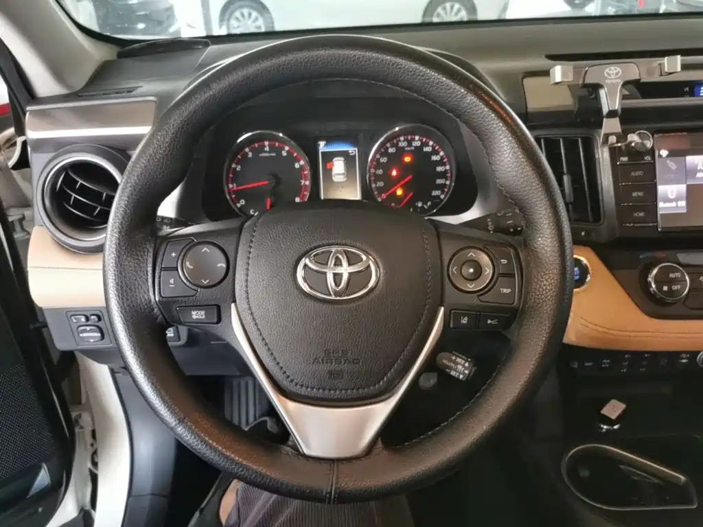 Toyota RAV4 — фото 10
