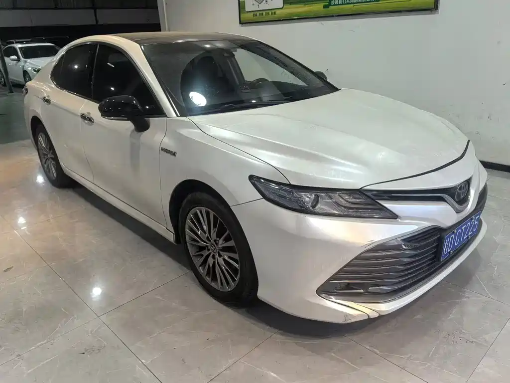 Toyota Camry — фото 2