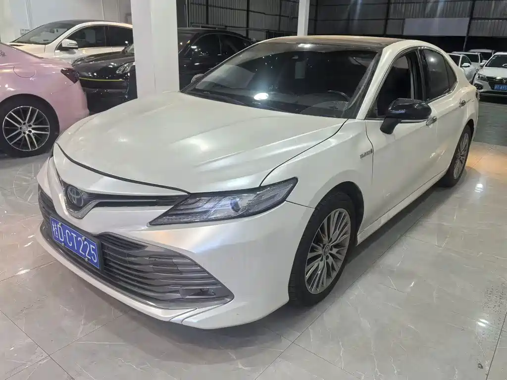 Toyota Camry — фото 1