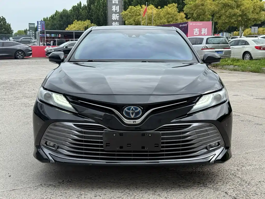 Toyota Camry — фото 2