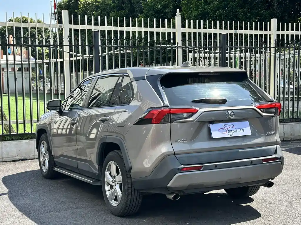Toyota RAV4 — фото 11