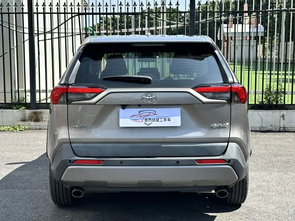 Toyota RAV4 — фото 12
