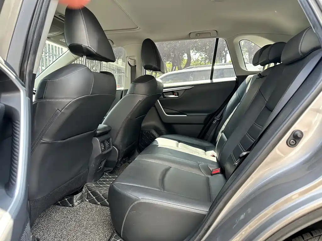 Toyota RAV4 — фото 4