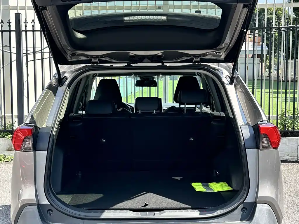 Toyota RAV4 — фото 8