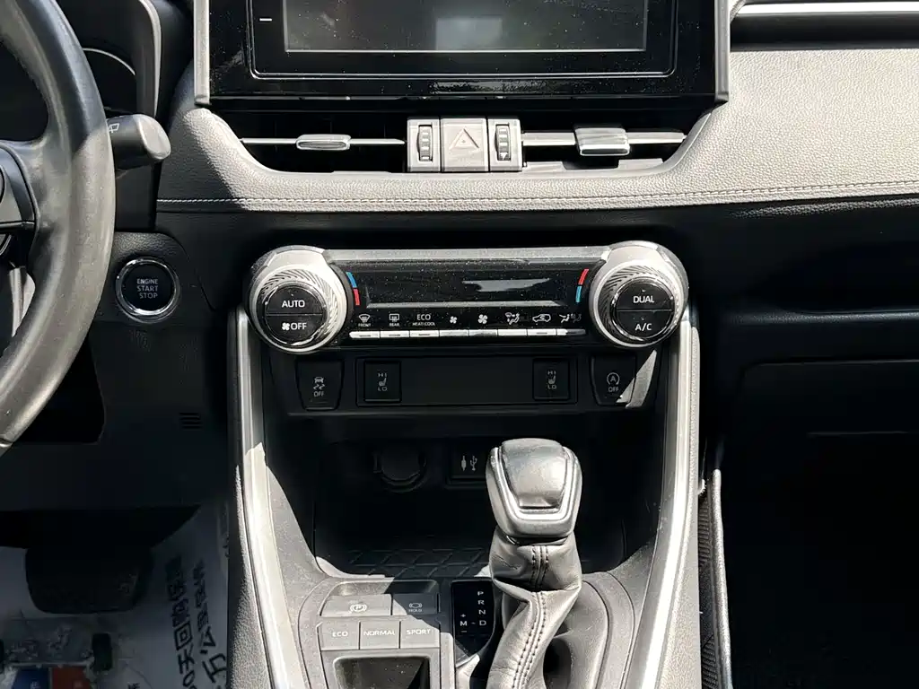 Toyota RAV4 — фото 9