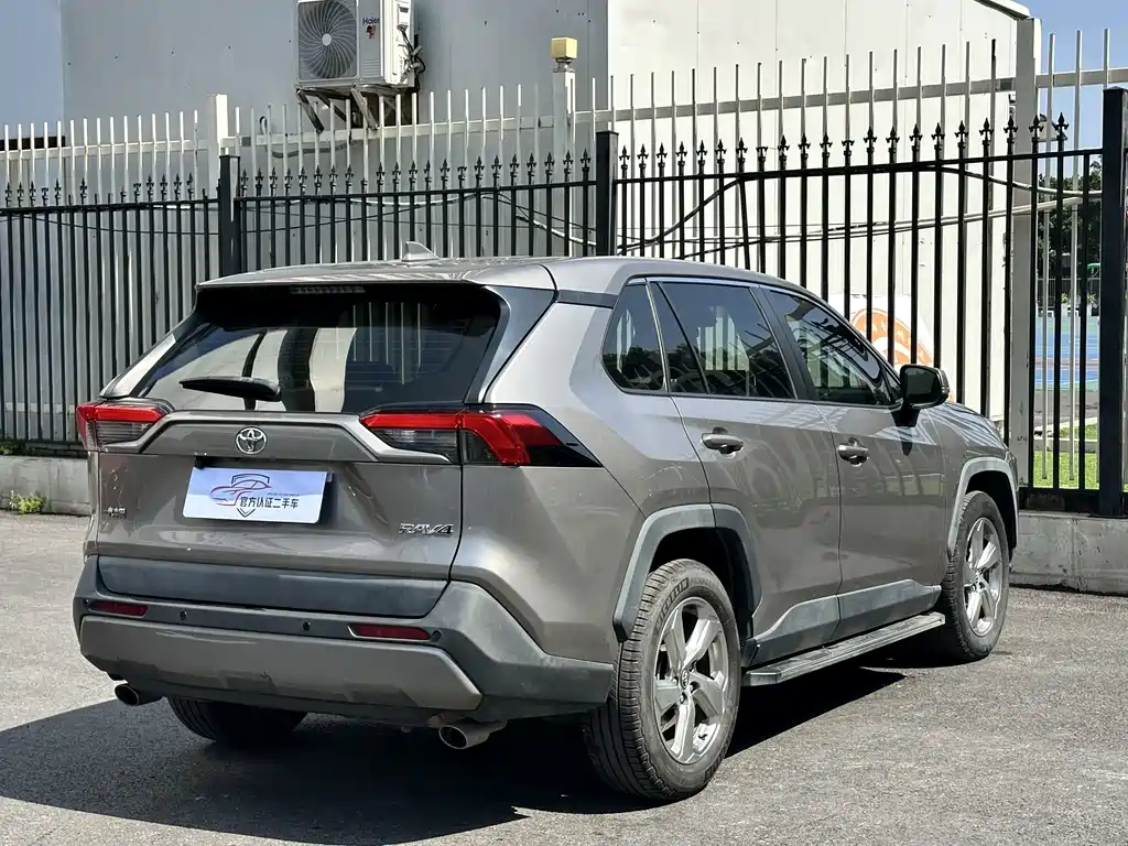Toyota RAV4 — фото 10