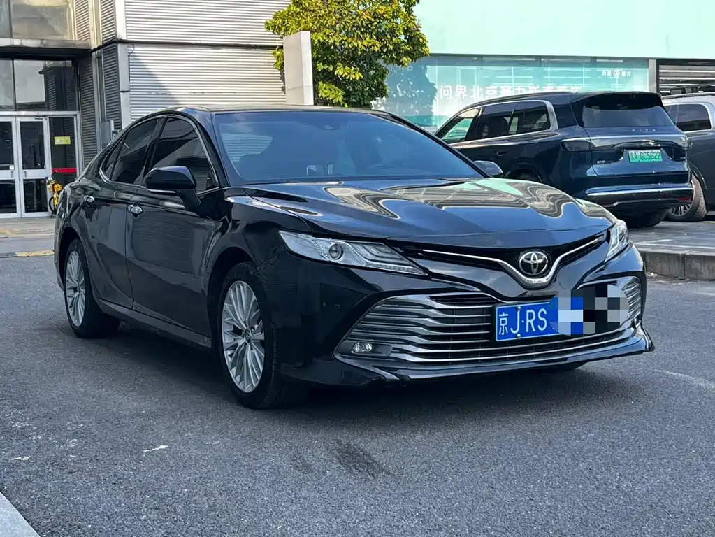 Toyota Camry — фото 2