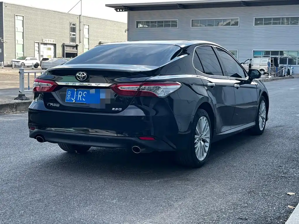 Toyota Camry — фото 5