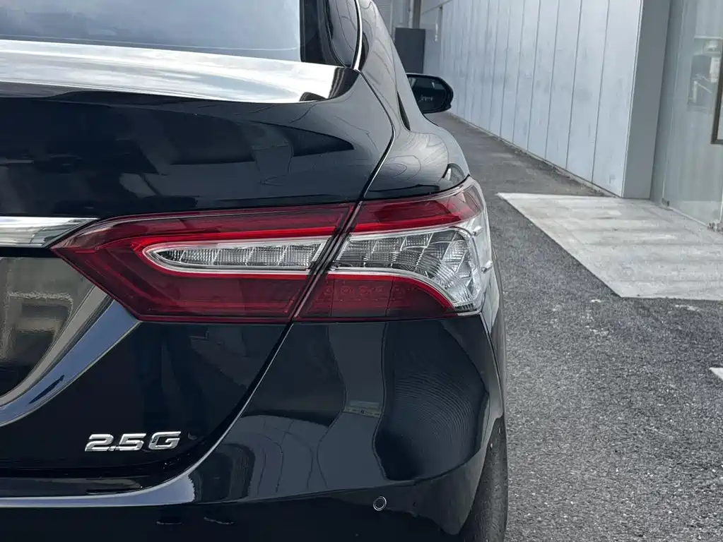 Toyota Camry — фото 9