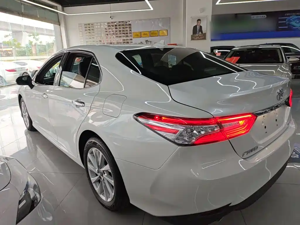 Toyota Camry — фото 4
