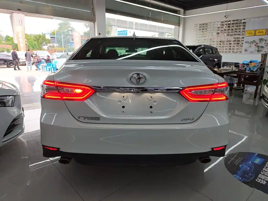 Toyota Camry — фото 5