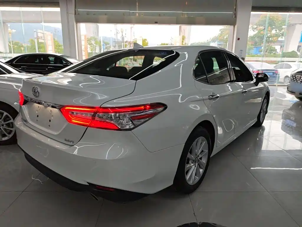 Toyota Camry — фото 6