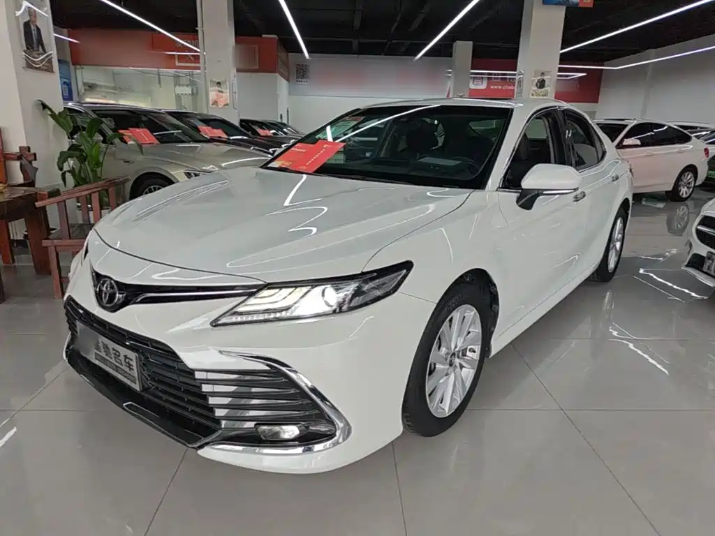 Toyota Camry — фото 1