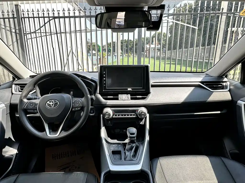 Toyota RAV4 — фото 4