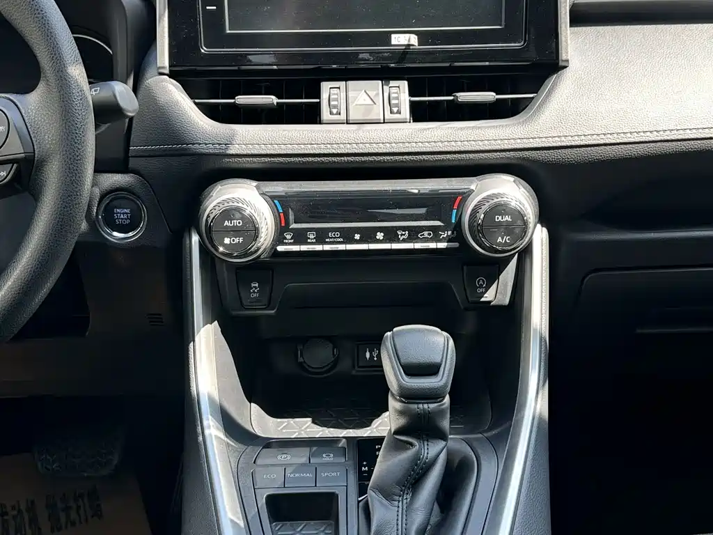 Toyota RAV4 — фото 5