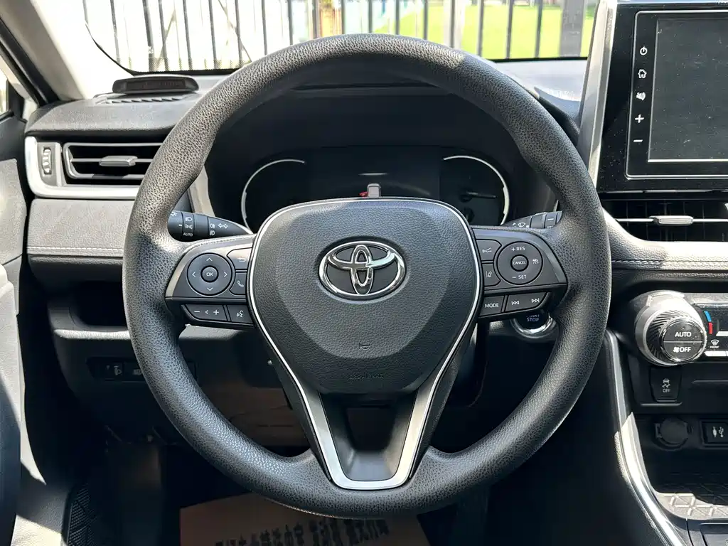 Toyota RAV4 — фото 6