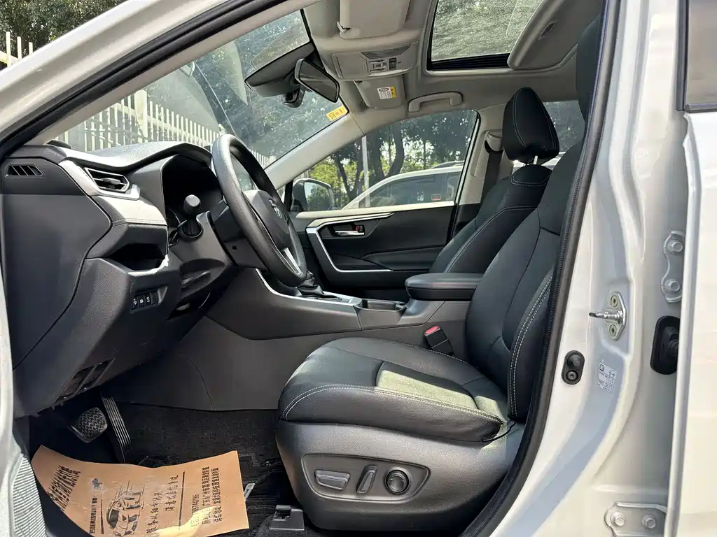 Toyota RAV4 — фото 9