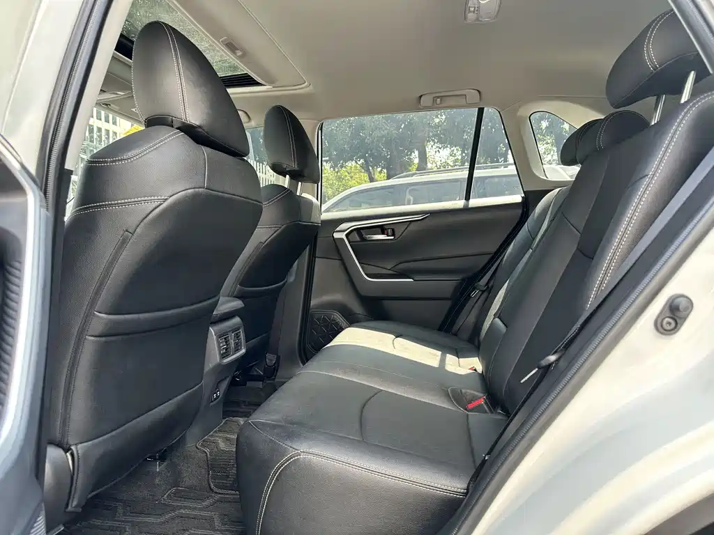 Toyota RAV4 — фото 10