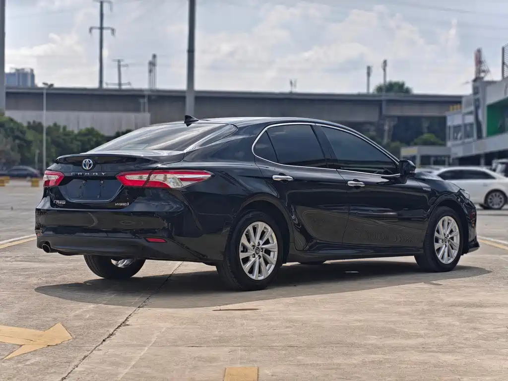 Toyota Camry — фото 3
