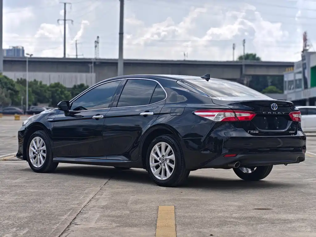 Toyota Camry — фото 4