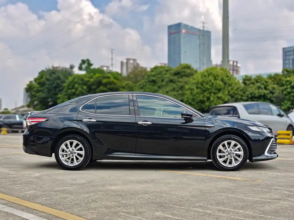 Toyota Camry — фото 6