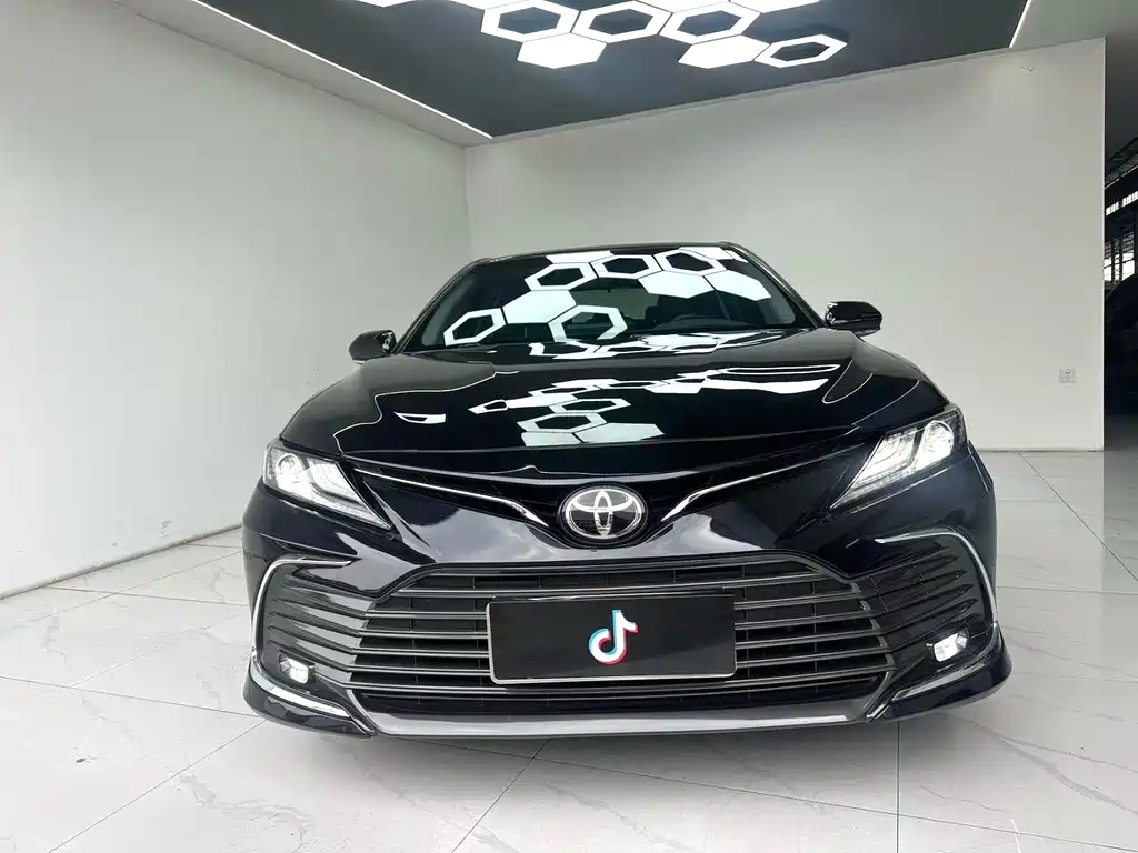 Toyota Camry — фото 2