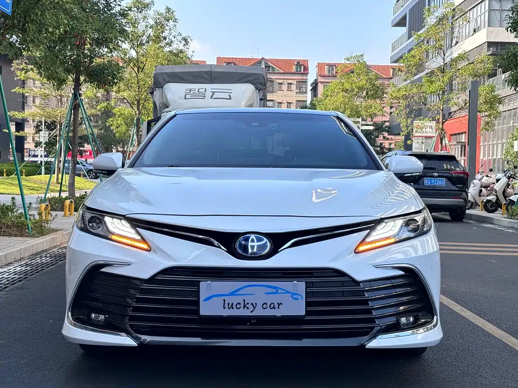 Toyota Camry — фото 2