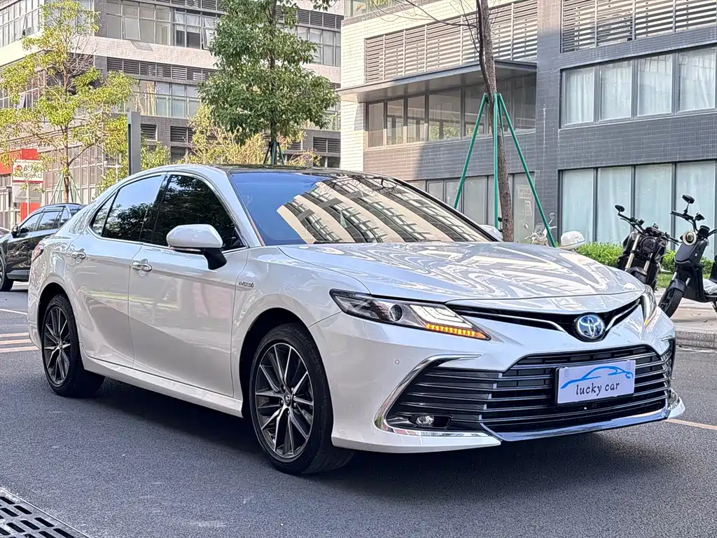Toyota Camry — фото 3