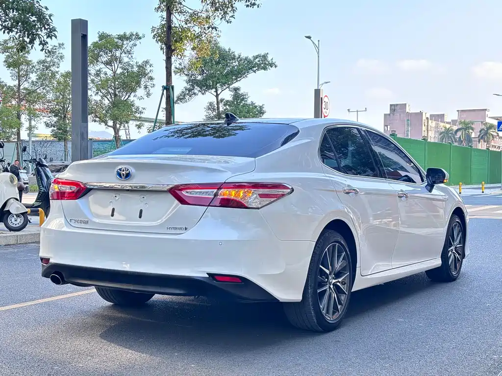 Toyota Camry — фото 4
