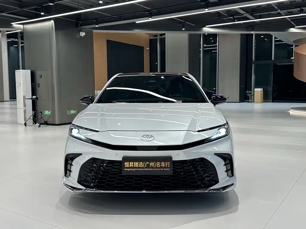 Toyota Camry — фото 2