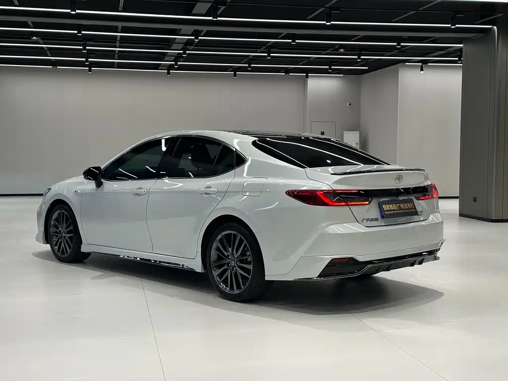 Toyota Camry — фото 7