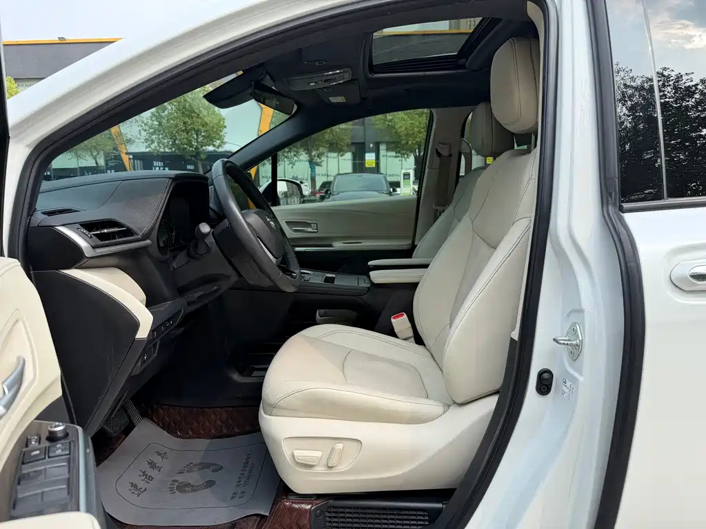 Toyota Sienna — фото 3