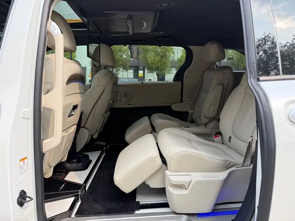 Toyota Sienna — фото 4