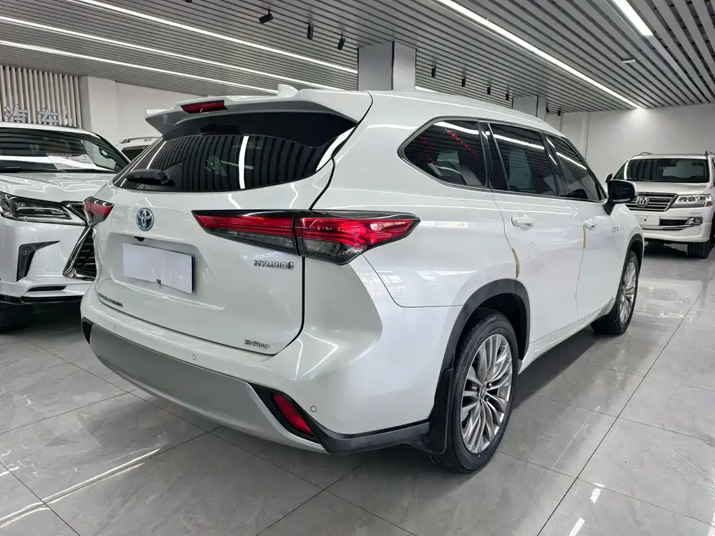 Toyota Highlander — фото 10