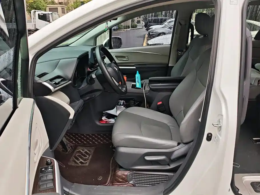 Toyota Granvia — фото 9