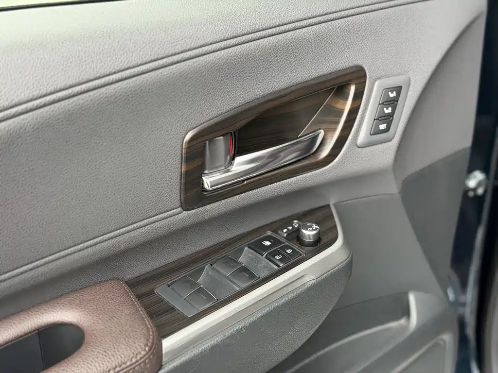 Toyota Granvia — фото 23
