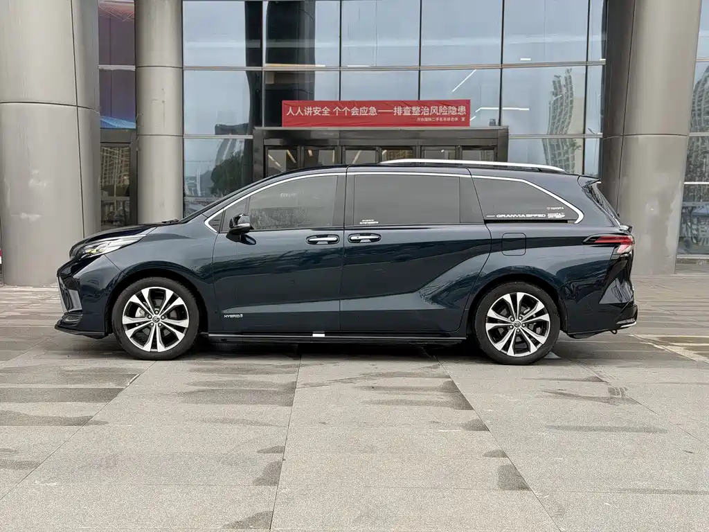 Toyota Granvia — фото 4