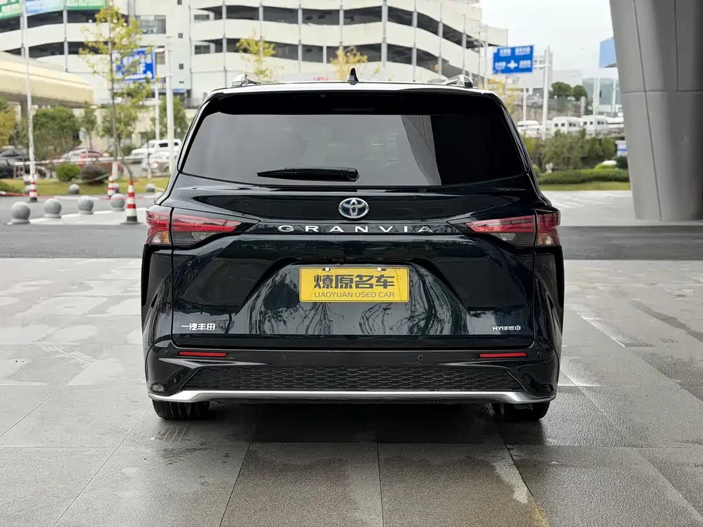 Toyota Granvia — фото 6