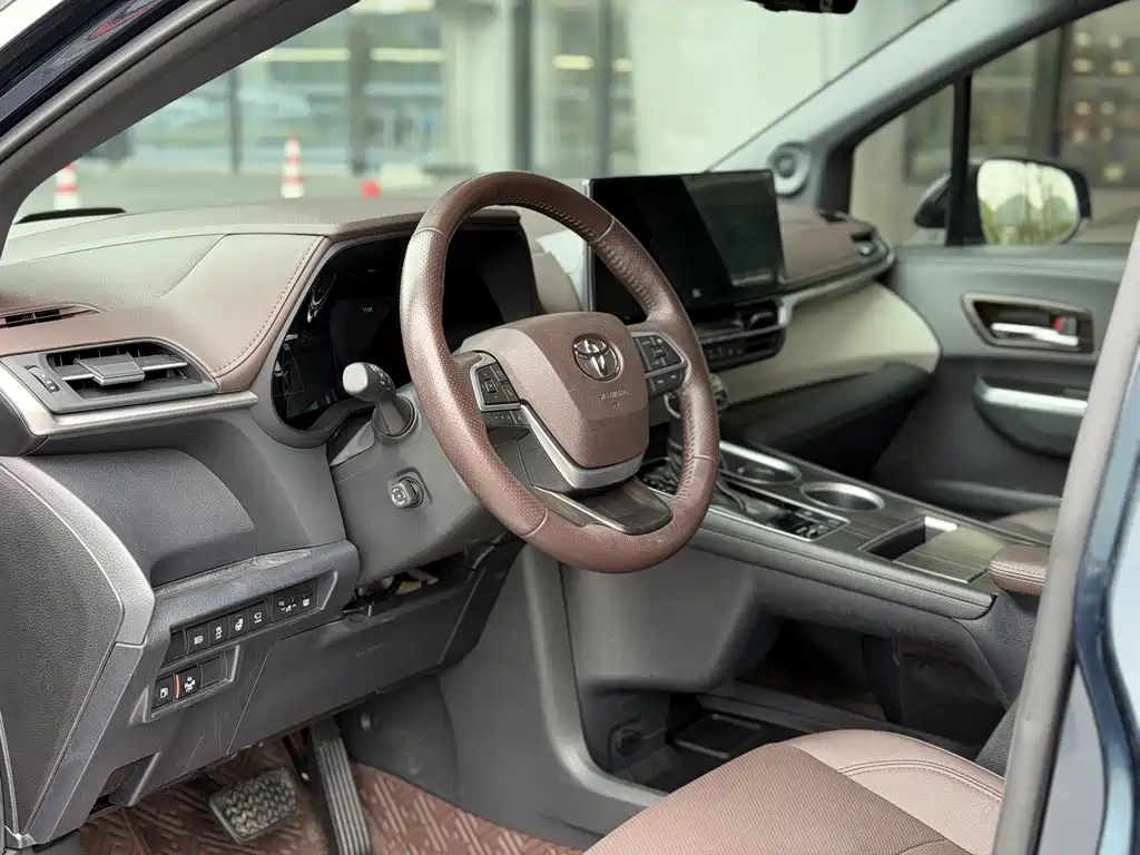 Toyota Granvia — фото 8