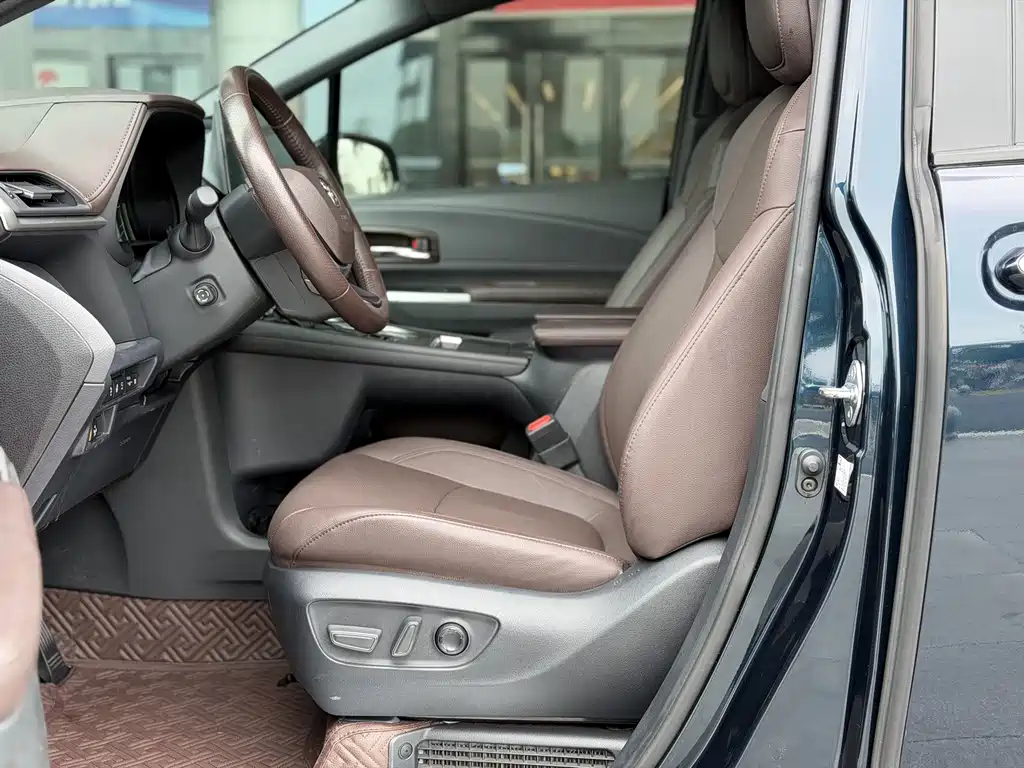Toyota Granvia — фото 9