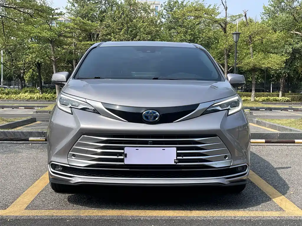 Toyota Sienna — фото 2