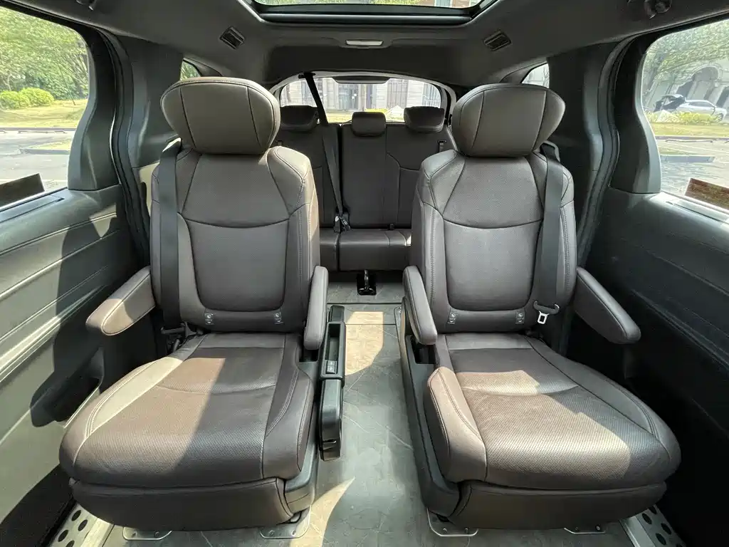 Toyota Sienna — фото 13