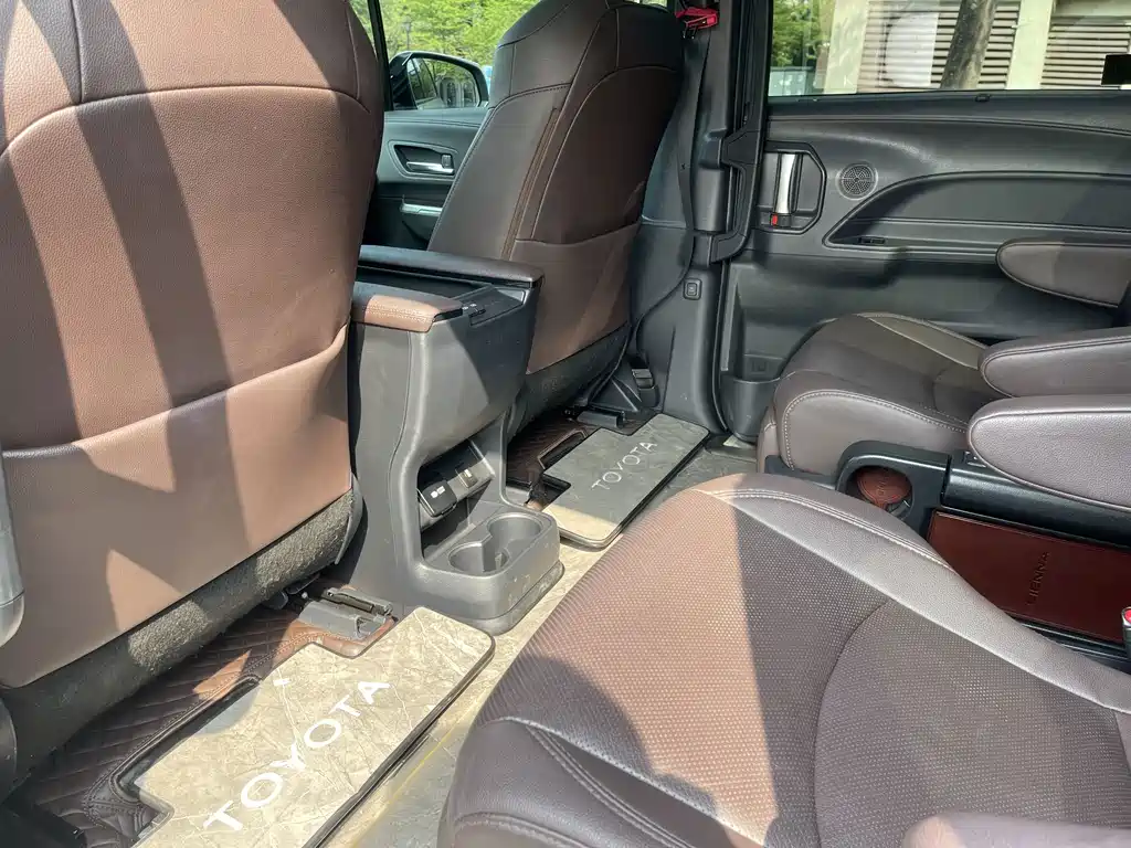 Toyota Sienna — фото 14
