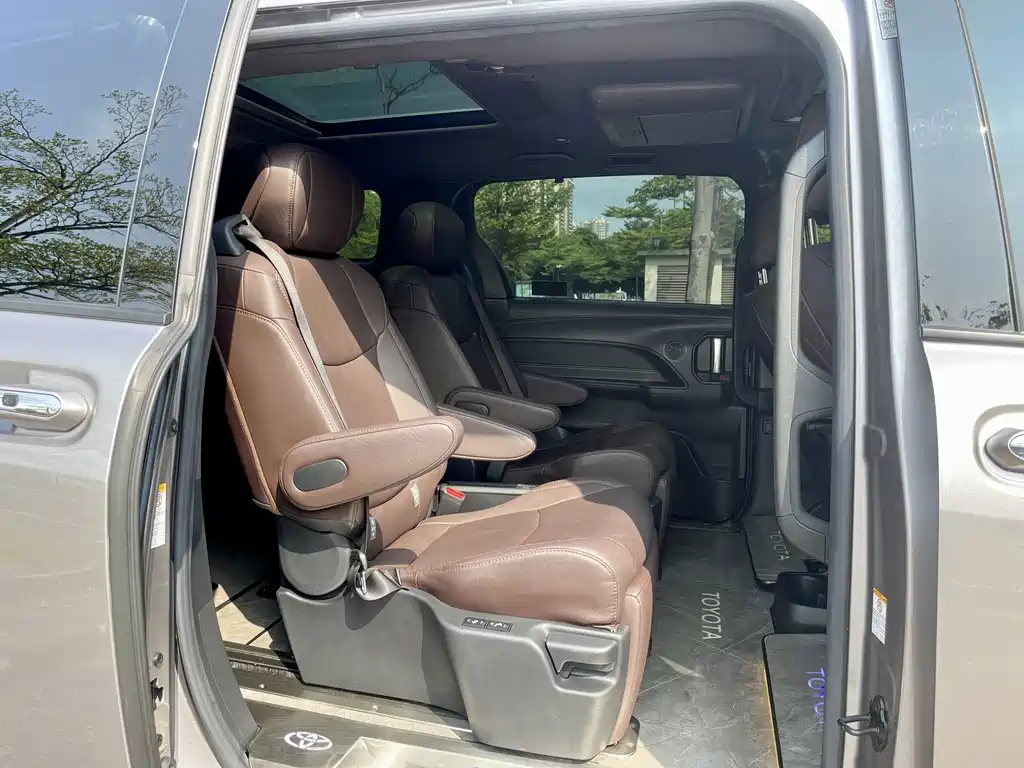 Toyota Sienna — фото 18