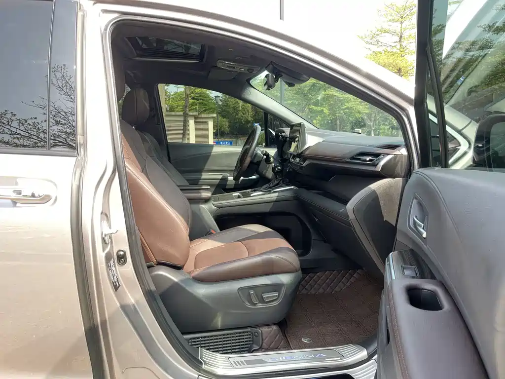 Toyota Sienna — фото 19