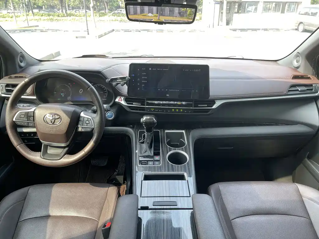Toyota Sienna — фото 25