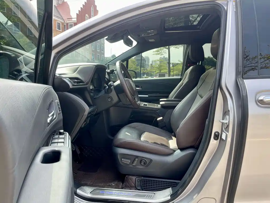 Toyota Sienna — фото 26
