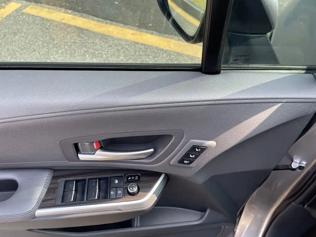Toyota Sienna — фото 28