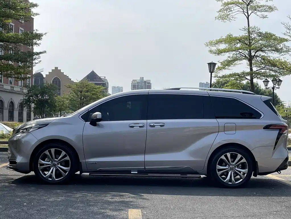 Toyota Sienna — фото 4