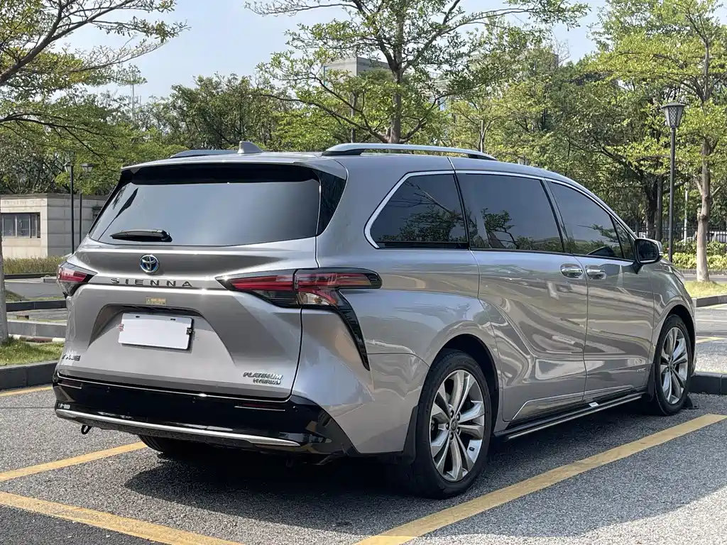 Toyota Sienna — фото 5